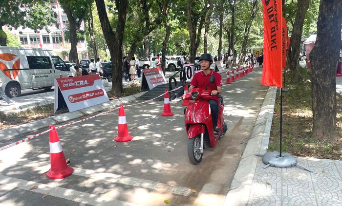 Sinh viên Đại học Bách khoa hào hứng lái thử xe máy điện Dat Bike tại Festival Tân sinh viên chuyển đổi xanh.