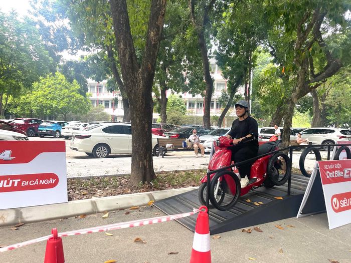Sang ngày thứ hai Festival Tân sinh viên chuyển đổi xanh song khu vực lái thử xe máy điện vẫn thu hút số đông sinh viên tham gia.