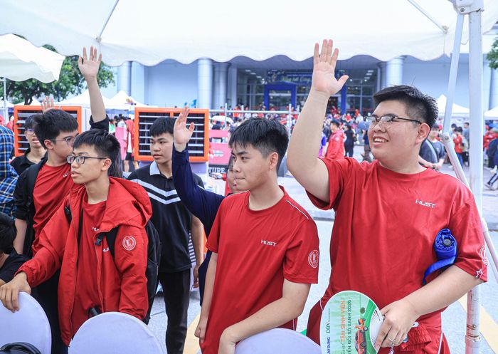 Sinh viên hào hứng tham gia các hoạt động tại Festival Tân sinh viên chuyển đổi xanh do Báo Xây dựng phối hợp Đại học Bách khoa tổ chức.