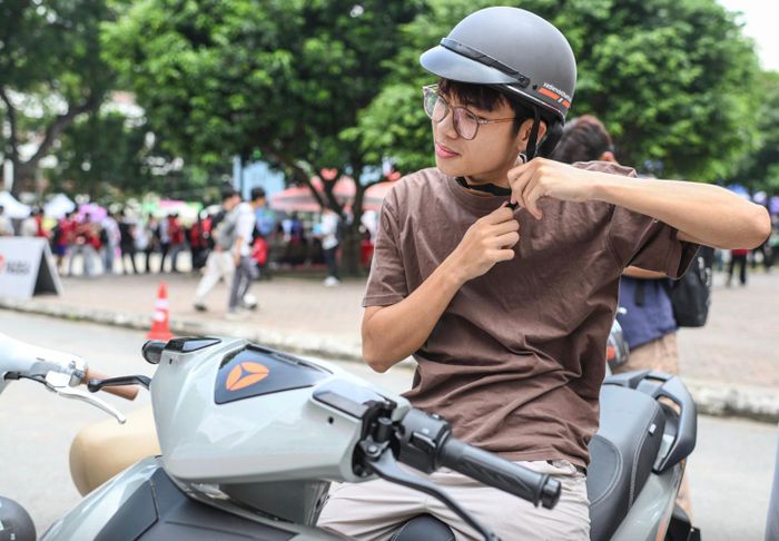 Hoạt động lái thử xe máy điện thu hút đông đảo sinh viên tham gia.