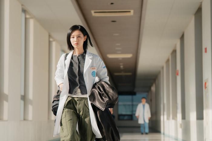 Kim Ji Won trở lại màn ảnh với Doctor X: Mafia In White, bộ phim y khoa của SBS dự kiến phát sóng từ ngày 9/10 và được Netflix phân phối quốc tế. Nữ diễn viên đảm nhận Gye Su Jeong, một bác sĩ phẫu thuật ngoại khoa tài năng nhưng có cá tính mạnh, độc lập và không dễ dàng thỏa hiệp với những quy tắc mà cô cho là vô lý. Tại Bệnh viện Đại học Guseo, Su Jeong phải đối mặt với một hệ thống quyền lực phức tạp, nơi những mối quan hệ và lợi ích cá nhân có thể chi phối hoạt động của bệnh viện. Thay vì hòa nhập vào các phe phái, cô lựa chọn cách trực tiếp đối diện với những vấn đề tồn tại trong môi trường làm việc. Bộ phim dự kiến gồm 12 tập, phát sóng vào tối thứ Sáu và thứ Bảy.