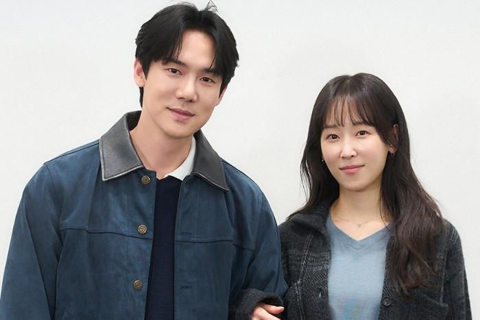 The Perfect Lie đánh dấu màn tái hợp của Seo Hyun Jin và Yoo Yeon Seok trong một tác phẩm giật gân tâm lý, dự kiến phát sóng trên MBC từ ngày 30/10. Phim xoay quanh Min Jun Ho, một bác sĩ phẫu thuật tim đồng thời là cha đơn thân, và Kang Ji Seon, một thủ thư tại trường tiểu học. Sau một buổi hẹn đầu tiên tưởng như diễn ra thuận lợi, cả hai lại đưa ra những lời kể hoàn toàn khác nhau về một sự kiện quan trọng xảy ra trong đêm hôm đó. Mỗi người đều tin rằng ký ức của mình mới là sự thật, khiến mối quan hệ nhanh chóng chuyển thành một cuộc đấu trí căng thẳng. Thay vì chỉ khai thác câu chuyện tình cảm, tác phẩm tập trung vào sự bất ổn của ký ức, lời khai và những bí mật có thể thay đổi cách nhìn về một sự việc.