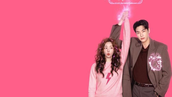 Take Charge Of My Heart ra mắt trên Netflix từ ngày 9/10, với Kim Young Kwang và Chae Soo Bin đảm nhận hai vai chính. Phim được chuyển thể từ webtoon Charge Me Up, xoay quanh Baek Ho Rang, người thừa kế thế hệ thứ ba của TS Group. Đằng sau cuộc sống tưởng như hoàn hảo, anh phải đối mặt với một vấn đề đặc biệt khi đang sử dụng một trái tim nhân tạo có nguồn năng lượng sắp cạn kiệt. Trong hoàn cảnh đó, Ho Rang gặp Na Bo Bae, một nữ biên kịch sở hữu khả năng tạo ra và tích trữ điện sau một tai nạn từ thời thơ ấu. Phát hiện khả năng đặc biệt của Bo Bae có thể giúp duy trì trái tim nhân tạo, Ho Rang đề nghị cô tham gia một thỏa thuận kéo dài ba tháng. Từ một mối quan hệ bắt đầu bằng mục đích sinh tồn, câu chuyện dần chuyển sang những cảm xúc khó đoán.