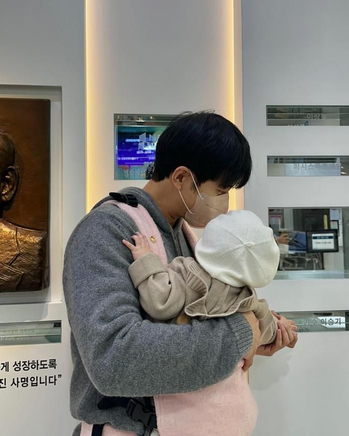 Lee Seung Gi cho biết cuộc sống hiện tại của anh chủ yếu xoay quanh chăm sóc con.