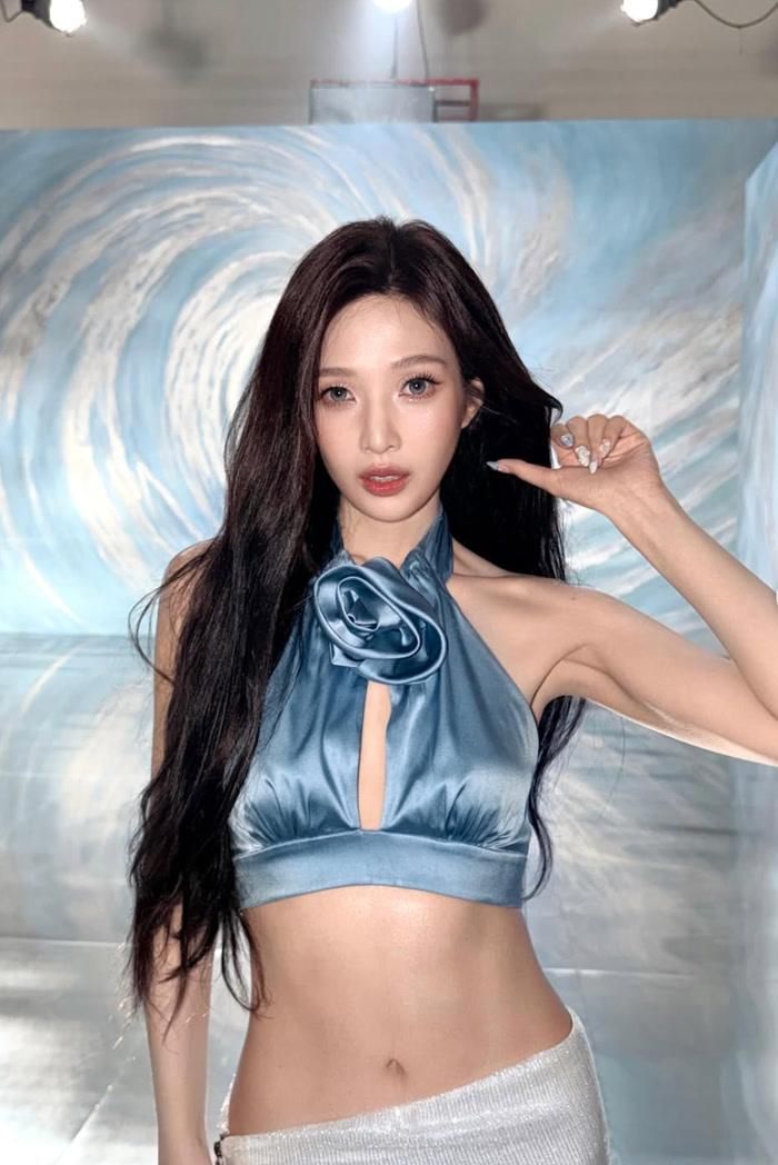 Joy (Red Velvet) khiến người hâm mộ chú ý khi khoe loạt ảnh hậu trường một buổi chụp hình