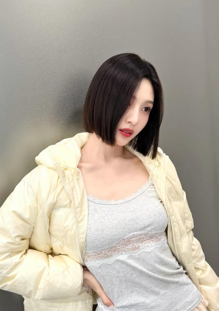Joy sinh năm 1996 và ra mắt cùng Red Velvet vào năm 2014 với vai trò giọng ca phụ. 