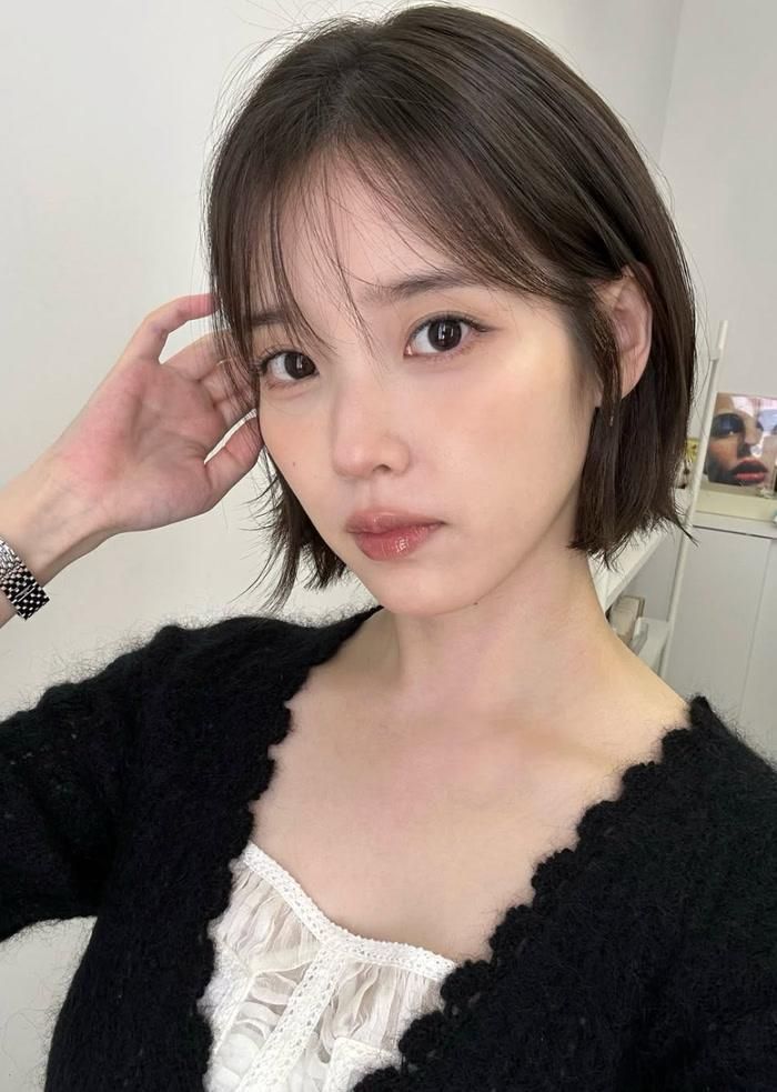 Không chỉ chia sẻ cuộc sống thường ngày, IU còn đăng tải những hình ảnh trong quá trình làm việc. 
