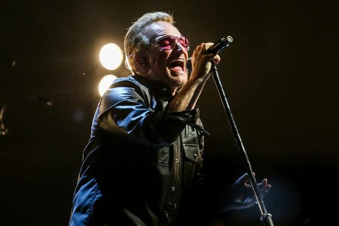 Bono cho biết ông cảm thấy rất xúc động khi có cơ hội hợp tác và chia sẻ những khoảnh khắc riêng tư với một nhân vật đặc biệt như Dolly Parton.