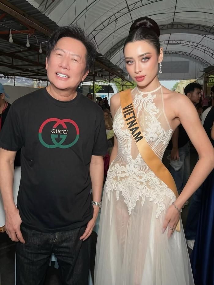 Ông Nawat dành lời khen cho Emoura Phạm và cũng góp ý cô nên thể hiện thêm khí chất của một "nữ hoàng sắc đẹp" tại Miss Grand International 2026.
