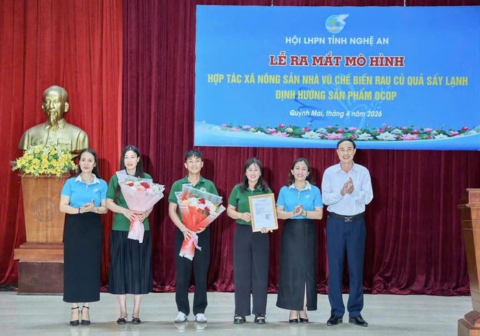 Phó Chủ tịch Hội LHPN tỉnh Nghệ An Nguyễn Thị Hà (ngoài cùng bên trải) cùng Chủ tịch Hội LHPN tỉnh Nghê An Hoàng Thị Thu Hiền (thứ 2 từ phải qua) dự lễ ra mắt mô hình Hợp tác xã Nông sản Nhà Vũ chế biến rau củ quả sấy lạnh, định hướng sản phẩm OCOP.