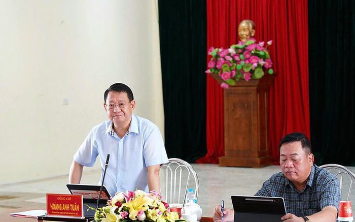 Ông Hoàng Anh Tuấn, Thành ủy viên, Bí thư Đảng ủy xã Quang Minh chủ trì buổi làm việc.