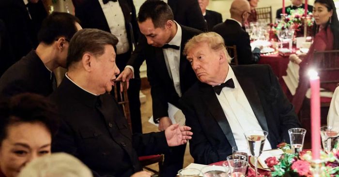 Ông Tập Cận Bình và ông Donald Trump cùng trò chuyện trong bữa quốc yến long trọng