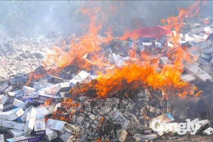 Tây Ninh tiêu hủy hơn 62.000 bao thuốc lá nhập lậu.