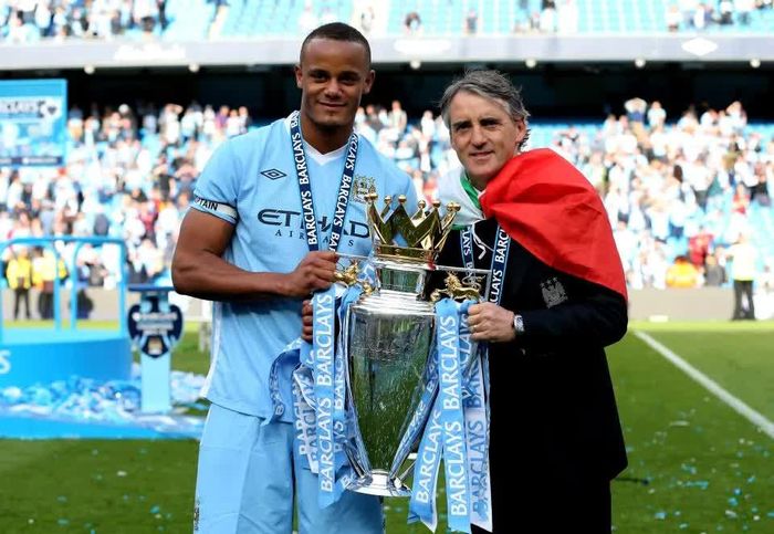 Danh hiệu Premier League đầu tiên của họ được Roberto Mancini nâng cao vào cuối mùa giải 2011/12. Ảnh: Getty