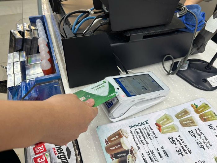 Mỗi giao dịch contactless thành công, NAPAS và Mastercard đóng góp 2.010 đồng cho hoạt động tầm soát. Ảnh: Payoo.