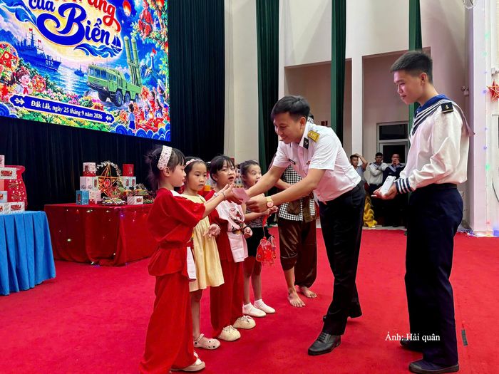 Thượng tá Phạm Đức Cần - Phó Chính ủy Lữ đoàn trao học bổng cho các học sinh học giỏi.