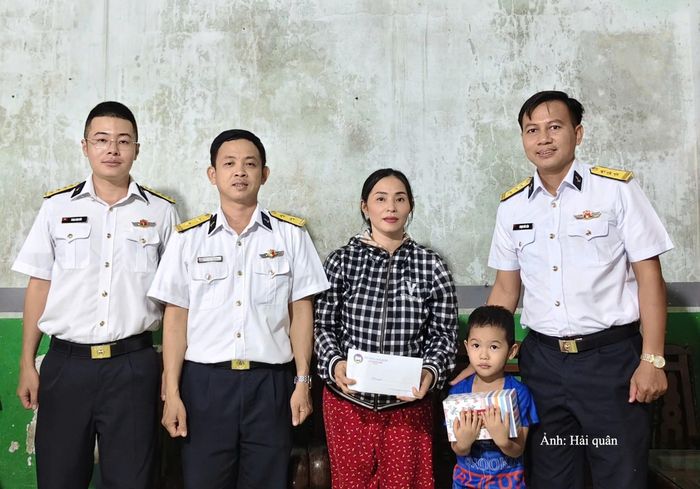 Thăm tặng quà Trung thu cho các cháu thiếu nhi.