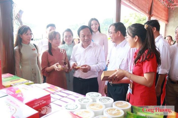 Các đại biểu tham quan các gian hàng.