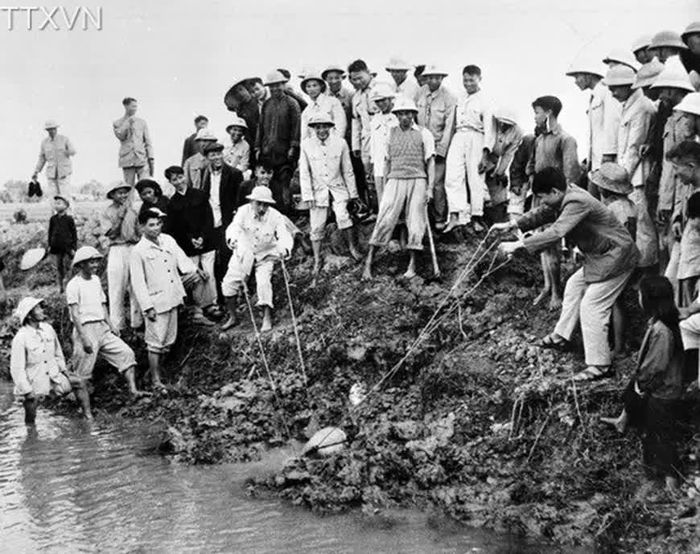 Năm 1958, Chủ tịch Hồ Chí Minh tham gia tát nước chống hạn ở cánh đồng Quang Tó, xã Đại Thanh, tỉnh Hà Tây (cũ). Ảnh tư liệu TTXVN