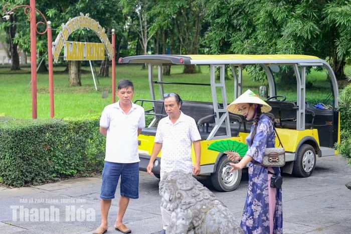 Bà Bùi Ánh Tuyết, Phó Giám đốc Ban Quản lý di sản Thành Nhà Hồ và các di tích trọng điểm tỉnh Thanh Hóa cho biết, đến tháng 9/2026, di tích đón khoảng gần 400 ngàn lượt khách tham quan. Đặc biệt vào mỗi dịp Lễ hội Lam Kinh có hàng chục ngàn du khách trong nước và quốc tế tham quan, chiêm bái, vãn cảnh di tích. (Trong ảnh: Hướng dẫn viên giới thiêu hiện vật tại khu di tích)