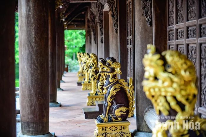 Đây là công trình kiến trúc gỗ quy mô, được chạm trổ, điêu khắc tỉ mỉ đến từng chi tiết.