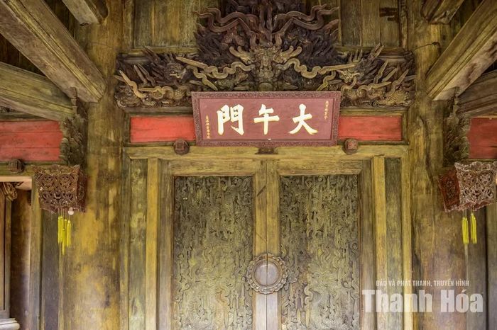 ...với hệ thống cửa, nền và cột đá lớn, trong đó bốn cột trung tâm có đường kính chân cột lên tới 78 cm.