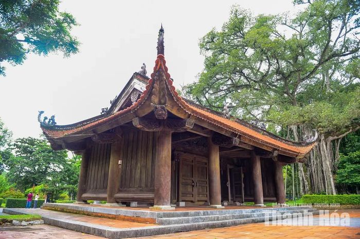 Để vào chính điện, du khách phải đi qua Nghi môn gồm ba gian...