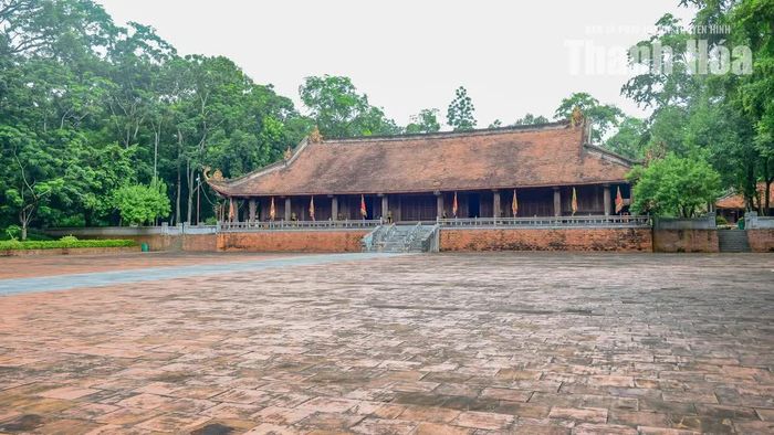 Sân rồng (sân chầu) rộng hơn 3.500 m2, nối liền nghi môn với chính điện và hai dãy tả vu, hữu vu.