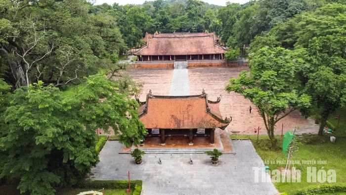 Lam Kinh tựa vào núi Dầu ở phía Bắc, nhìn ra sông Chu ở phía Nam, có núi Chúa làm bình phong; hai bên có rừng Phú Lâm, núi Hương và núi Hàm Rồng che chắn.