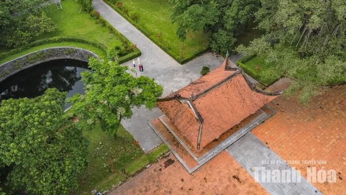 Khu vực nghi môn, giếng cổ nhìn từ trên cao.