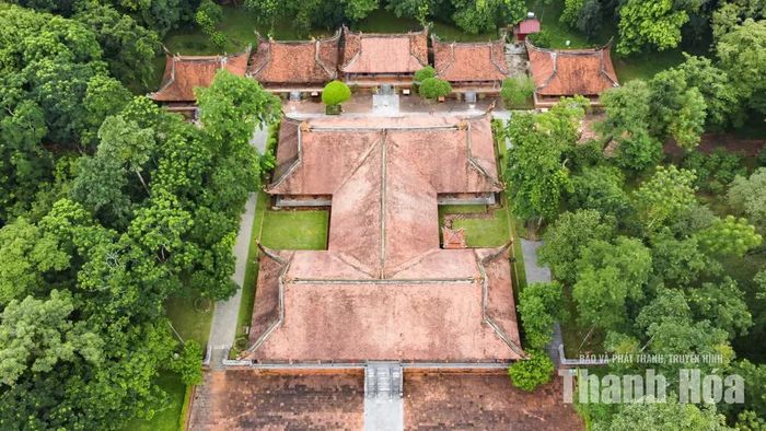 Chính điện Lam Kinh được bố trí theo hình chữ “công”, gồm ba tòa lớn: Quang Đức, Sùng Hiếu và Diên Khánh.