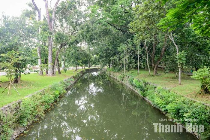 Trục chính dẫn vào hoàng thành băng qua sông Ngọc - con sông đào bắt nguồn từ Tây Hồ, uốn lượn trước thành và chính điện. Theo sách Hoàng Việt dư địa chí, nước sông trong vắt, dưới đáy sông có nhiều viên sỏi tròn đẹp.