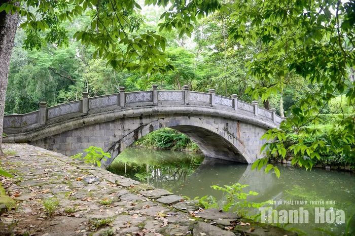 Bắc qua sông Ngọc là Tiên Loan Kiều (còn gọi là Cầu Bạch), cây cầu đá hình cánh cung nằm trên trục thần đạo dẫn vào trung tâm chính điện.
