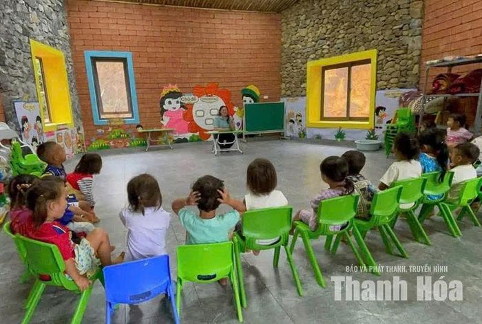 Cô trò điểm trường mầm non Mùa Xuân, Trường Mầm non Sơn Thủy, xã Sơn Thủy học tập trong phòng học mới khang trang.