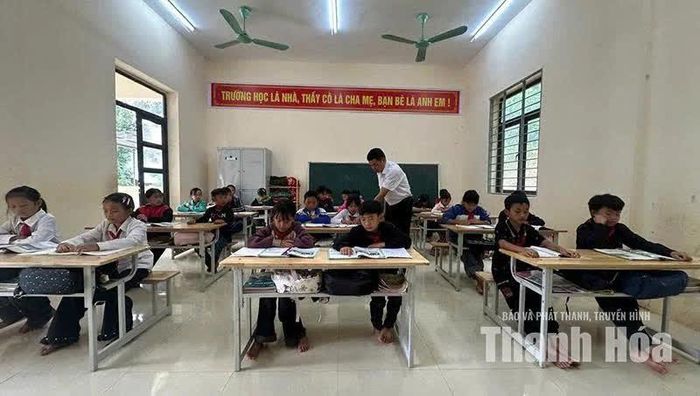 Thầy giáo Vi Văn Chuân và các em học sinh điểm trường Ón, Trường Phổ thông Dân tộc bán trú TH&THCS Tam Chung.
