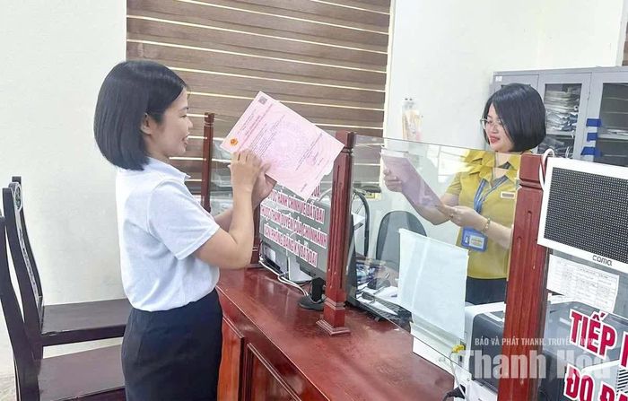 Chị Nguyễn Thị Hà, thôn Quang Khê, xã An Nông nhận GCNQSDĐ thông qua mã định danh VNeID.