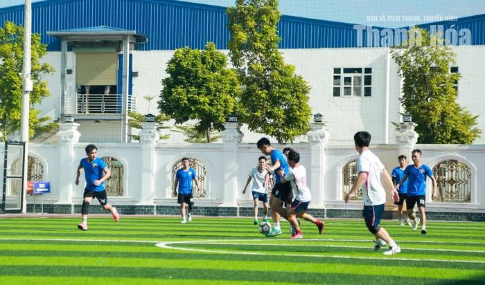 Các vận động viên tranh tài ở môn bóng đá nam.