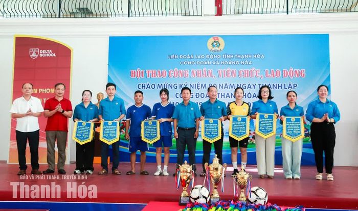 Ban Tổ chức tặng cờ lưu niệm cho các đơn vị tham gia hội thao.