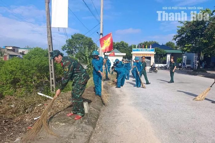Cán bộ, lực lượng vũ trang và Nhân dân xã Quảng Chính quét dọn, vệ sinh đường làng, khơi thông khu vực tiêu thoát nước sáng 26/9.
