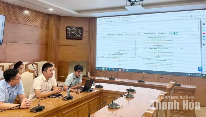 Đại diện Trung tâm Phục vụ Hành chính công tỉnh hướng dẫn thao tác trên Hệ thống thông tin giải quyết TTHC tỉnh.