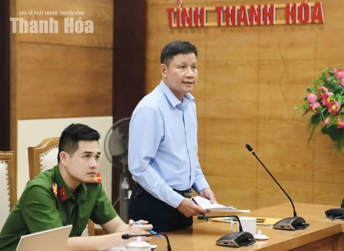 Đại diện lãnh đạo Trung tâm Phục vụ Hành chính công tỉnh hướng dẫn một số quy định của Chính phủ về thực hiện TTHC theo cơ chế một cửa, một cửa liên thông tại bộ phận một cửa và Cổng Dịch vụ công quốc gia.