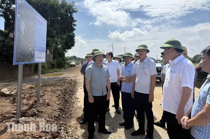 Phó Chủ tịch UBND tỉnh Cao Văn Cường và đoàn công tác kiểm tra thực địa tại Dự án đường tránh Quốc lộ 45 vào Cụm công nghiệp Tây Bắc Quán Lào.