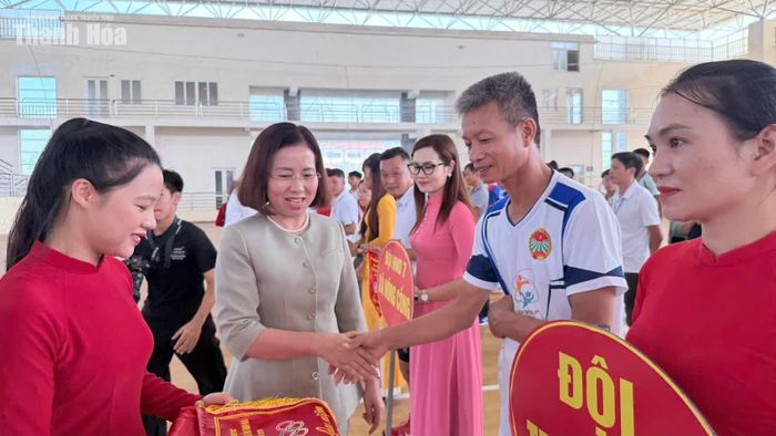 Phó Chủ tịch Trung ương Hội Nông dân Việt Nam Bùi Thị Thơm tặng cờ lưu niệm cho các đội tham dự.