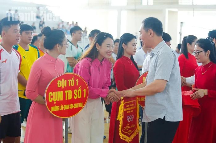 Phó Bí thư Tỉnh ủy Trịnh Tuấn Sinh tặng cờ lưu niệm cho đại diện các đội tham dự giải.