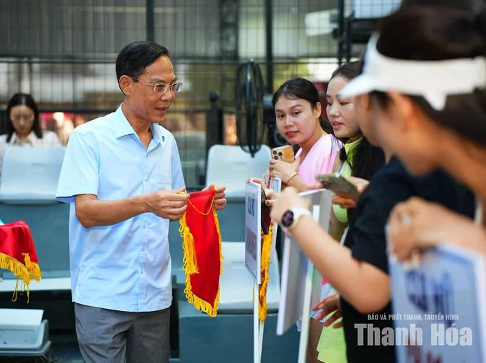 Phó Chủ tịch UBND tỉnh Đầu Thanh Tùng tặng cờ lưu niệm cho các CLB tham dự giải.