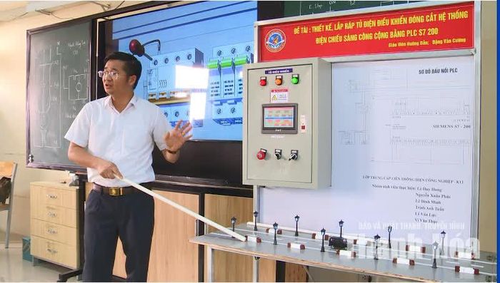 Thầy giáo Đặng Văn Cường trên giảng đường.