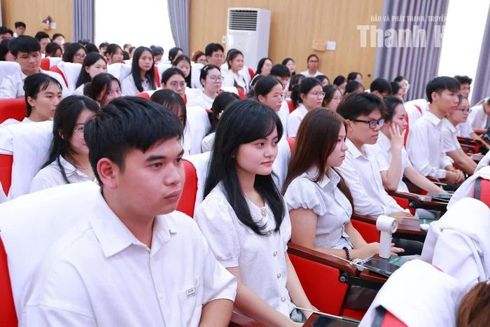 Các em sinh viên tại ngày hội.