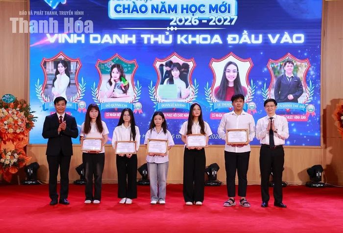 Phân hiệu Trường Đại học Y Hà Nội tại Thanh Hóa vinh danh thủ khoa các ngành.