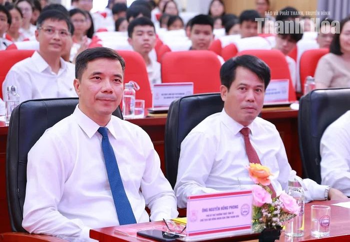 Các đồng chí: Nguyễn Hồng Phong, Ủy viên dự khuyết Trung ương Đảng, Phó Bí thư Thường trực Tỉnh ủy, Chủ tịch HĐND tỉnh; Đào Xuân Yên, Ủy viên Ban Thường vụ, Trưởng Ban Tuyên giáo Tỉnh ủy dự ngày hội.