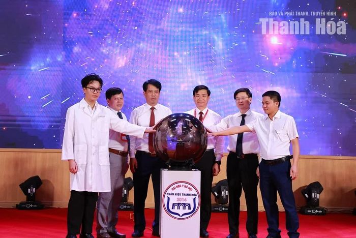 Trưởng Ban Tuyên giáo Tỉnh ủy Đào Xuân Yên cùng các đại biểu thực hiện nghi thức “Thắp sáng hành trình”.
